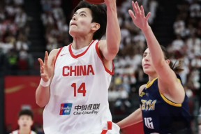 明星解说视频-关键时刻突围战来临，深圳男篮围绕全明星赛防线松动，气氛紧张，更衣室氛围转暖(描写篮球比赛紧张气氛的环境描写)